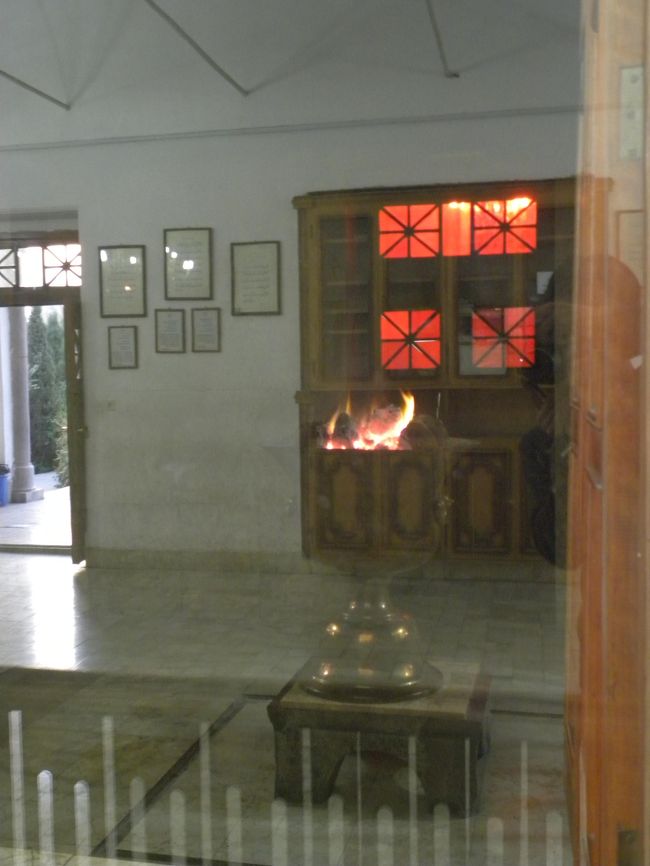 この炎はずっと燃えているそうです。詳細はよくわかりませんが、とりあえず撮影。