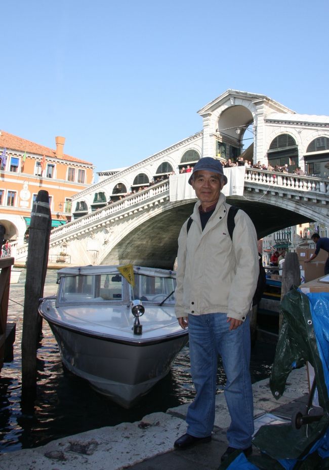 リアルト橋を背景に記念撮影しました。11：39