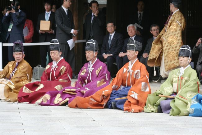 参加者が揃うと、一同腰を下しました。