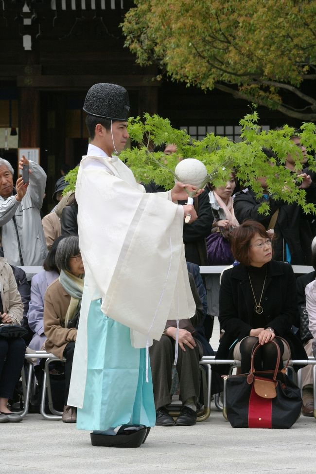 儀式が再度始まりました。何やらよく分かりませんが、鞠を手に始まりました。