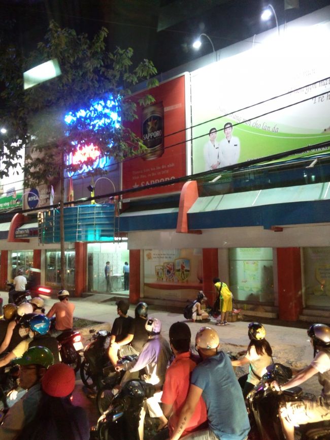 ハノイのバイク群。怖かったぁ