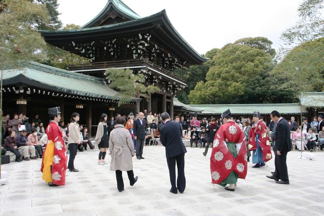 蹴鞠のデモンストレーションが終了した後は、見学者の中から希望者による蹴鞠体験がありました。<br />