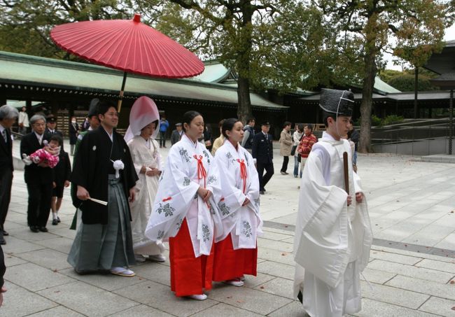 すべて終了し、境内を散策していると、結婚式を終えたカップルがこちらにやって来ました。参加者とともに記念写真を撮るようです。
