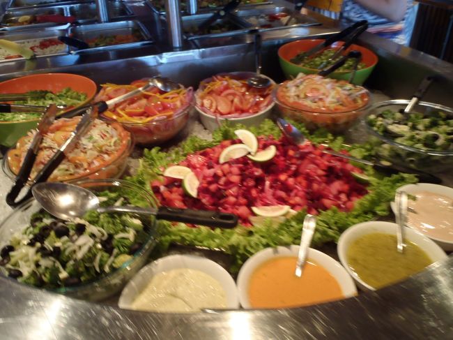午前中の観察からいったん船に戻りランチタイム。<br />エクアドルでは、朝のビュッフェで果物が豊富に供され、ランチビュッフェでは生野菜がたっぷり。
