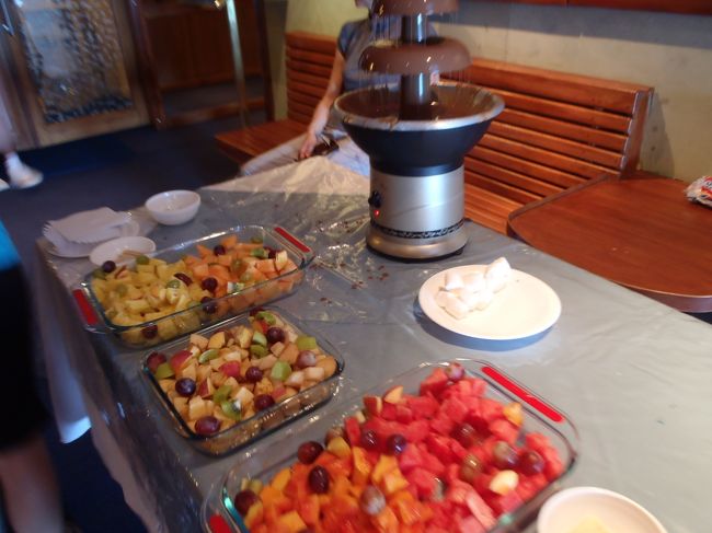 午前中の上陸が終わって船に戻ると、いつも簡単なオヤツタイム。<br />今日はチョコレートフォンデュです。<br />幸せ！！