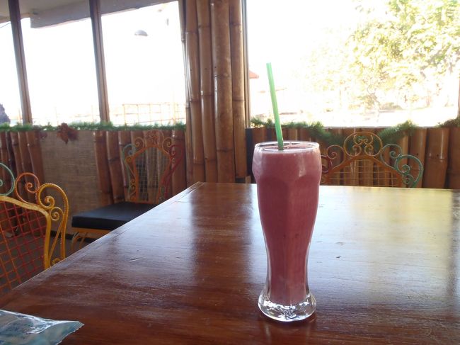 住民がいる町なので、当然カフェやレストランもあります。<br />生ジュースは本当に安くて美味しい！！