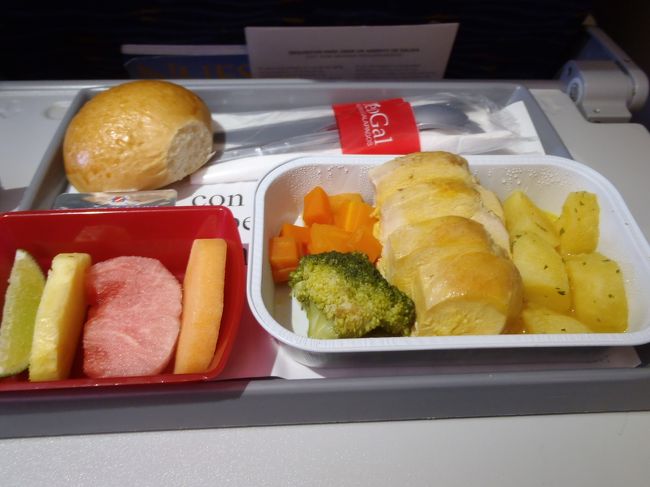 短い時間ですが、また機内食が２回も出ます。