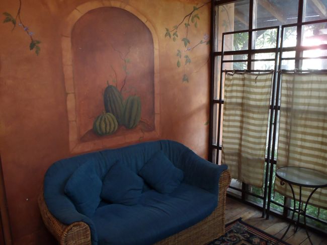 前半とは違う部屋でしたが、ひと部屋毎にインテリアが違うので楽しめます。<br />そして何よりも夜遅くまで部屋が使えるのは助かります。夕食も外出でずにサンドウィッチやバナナや持っていたお菓子の残りとか・・。<br /><br />いつか南米までの直行便ができるといいのですが、乗り継ぎ含めると２４時間のフライトはやはりハードですね。<br />でも、南米最高だったので、また来たい！！