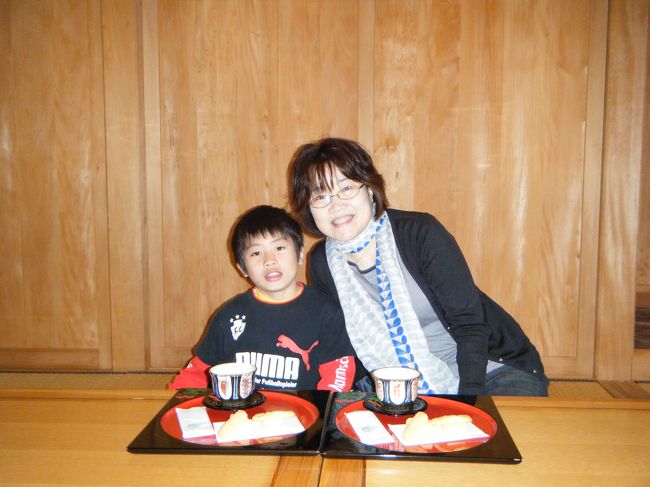 建物の中に入って見学です。ほとんどが撮影禁止なので写真はありません。<br /><br />鎖之間でお茶菓子とさんぴん茶をいただきます。1人300円です。<br />子供はほとんど残したので1人分でよかったかも。<br />ここのさんぴん茶は今まで飲んだ中で一番おいしかったです。<br />お代わりもできます。<br />