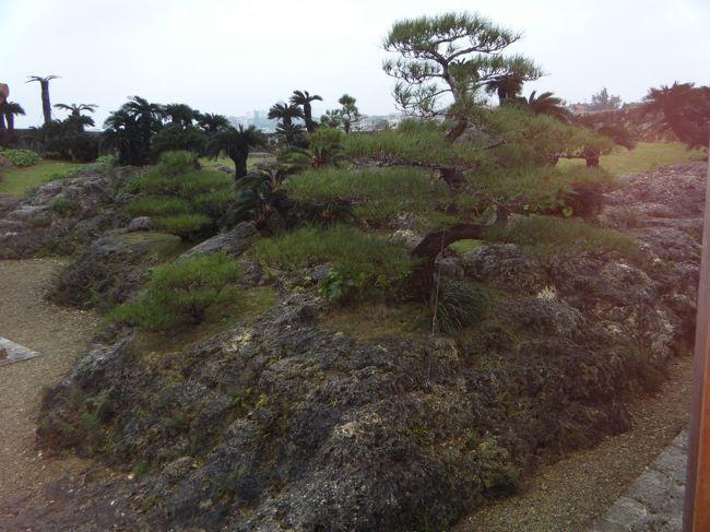 お庭。<br /><br />首里城はまた復元中で、工事の人が働いてました。