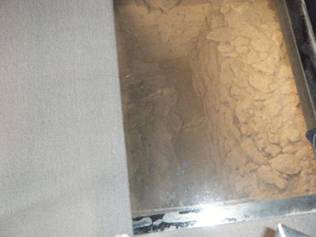 正殿です。<br /><br />ここからは写真撮影OKです。<br /><br />昔の土台？底は深いです。