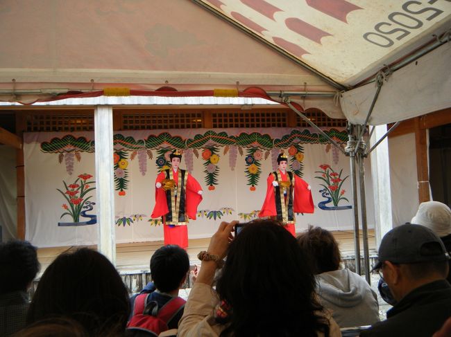 11時から、入場券売り場の前の広場で、琉球の舞が始まりました。<br /><br />椅子に座りましたが、寒くて大体30分の踊りがあるのですが、10分で席を後にしました。