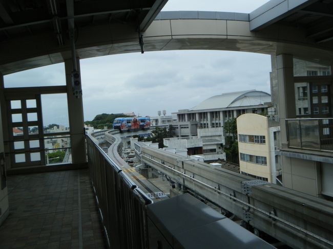 帰りも首里駅まで歩きます。<br /><br />ちょうど来たゆいれーる。
