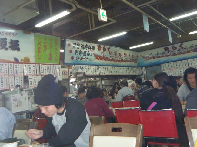 そろそろお昼になり、ステーキハウスも迷いましたが子供はあんまり食べれないとのこと(>_<)<br /><br />少しずつつまめる公設市場の食堂にしました。