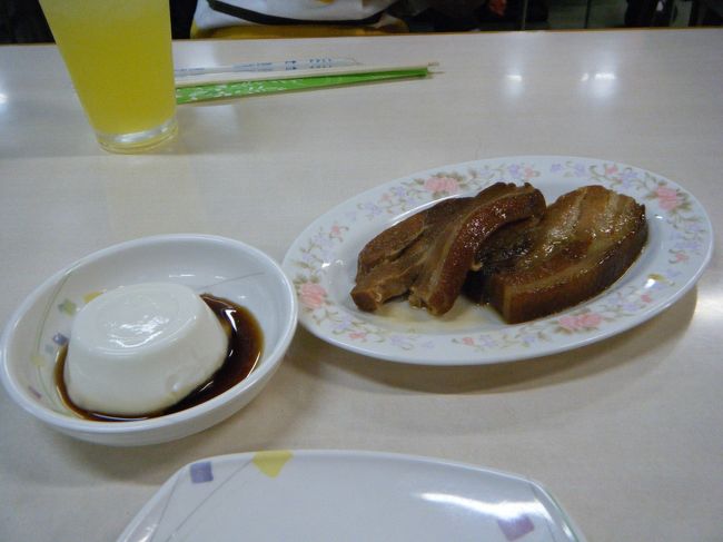 じーまみ豆腐とラフテー。<br />小ぶりでちょうどいいです。