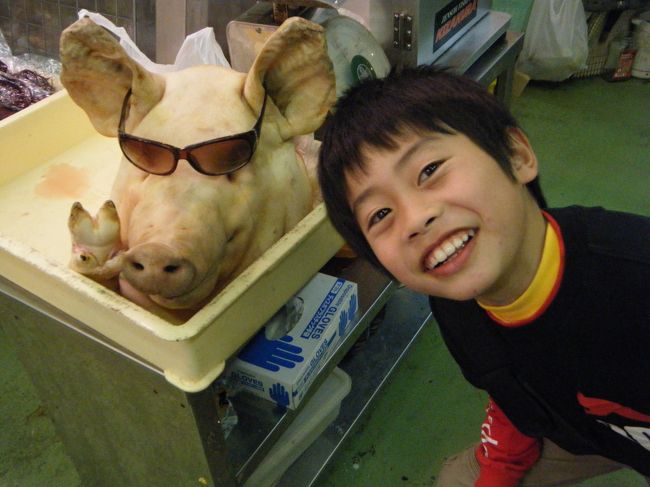 お約束の記念撮影です。このお店で油味噌を買いました。