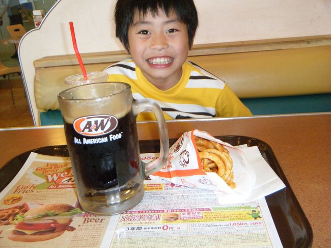 後は、空港に行きます。最後にエンダーでルートビアとカーリーフライ。<br /><br />この後は歩き疲れたので、空港内でマッサージをうけ、かなり楽になりました。<br /><br />帰りの飛行機は夕方の六時。機内で食べようと思い、空港食堂で焼きそばとタコライスを買いましたが、子供は疲れて爆睡。<br />帰りのミュースカイで食べました。<br /><br />今回はホエールウォッチングで船酔いした以外は楽しい旅でした。<br />