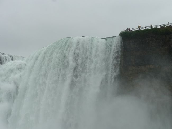 カナダ滝の迫力ある水しぶきが。