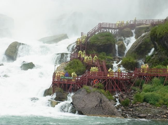 まるで巡礼のような行列ですね。アメリカ滝とカナダ滝の表情の違いが面白いですね。