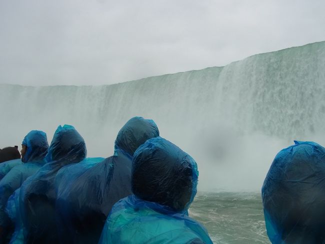 この辺までで船は引き返しますが、滝の水の強さで揺れます〜。