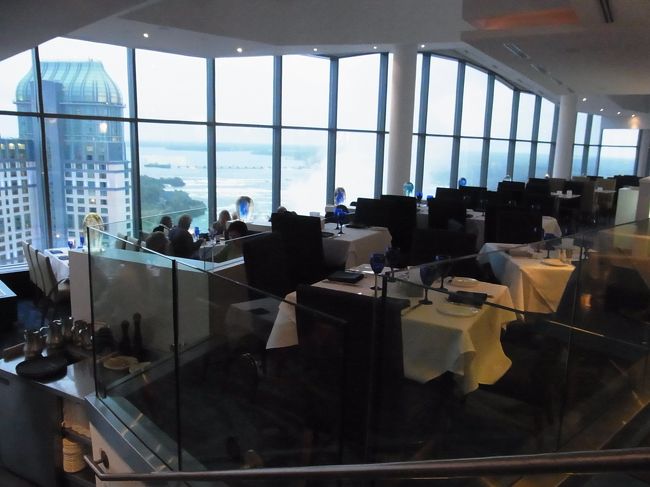 まだ暗くなる前なので、景色を楽しみます。<br />しかし、目の前にそびえるあのビルの方が眺めが良いということですね。<br />どなたか試された方、いらっしゃいますか?<br />感想を聞いて見たいですね。