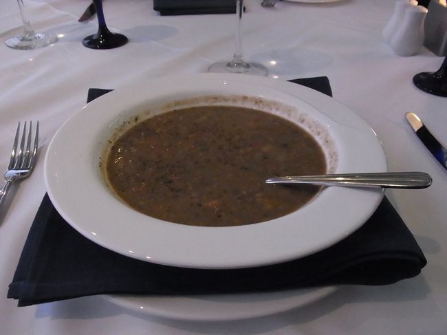 さて、私は豆のスープを最初に頂いたのですが、結構な量で。。<br />おまけに美味しくて、全部いただきました〜。