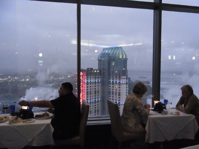 残念ながら、窓際の席はみんな埋まっていましたが、私たちの席は一段高くなっているので眺望は大丈夫、良く見えました。