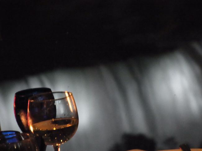 ワインと滝。。。なぁ〜んてボケ写真ですが。