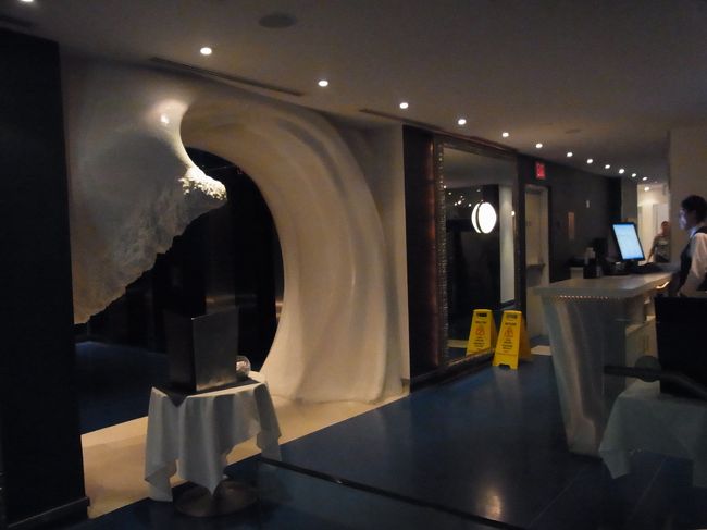 入り口は波のオブジェで。