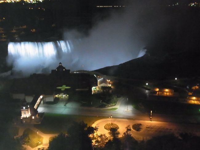 部屋の窓から見えるカナダ滝です。