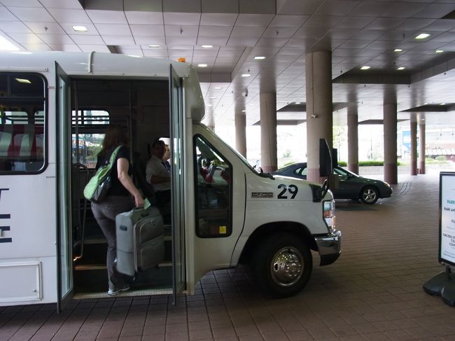 送迎の車に乗り込んで駐車場へ。