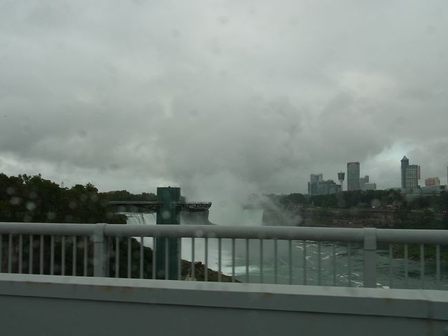 アメリカ滝の横の橋を渡り、