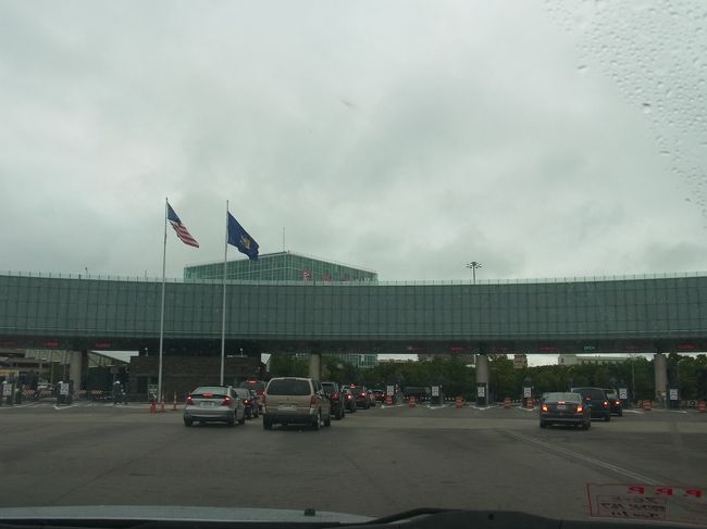 イミグレ通過します。<br />カナダもアメリカ側も、いろいろ質問してきます。<br />どういう関係か？とか、いつまで滞在するのか？とか。