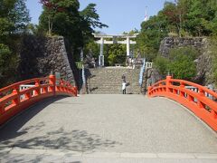 長い坂道を上がり、武田神社に到着。