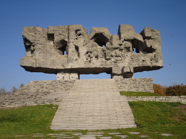 Monument to Struggle and Martyrdom<br /><br />ルブリン駅から歩くこと30分弱。<br />マイダネク強制収容所のモニュメントが見えてきました。<br />アウシュビッツ=ビルケナウ強制収容所に次ぐ規模だけあって、広大な敷地後が広がっています。