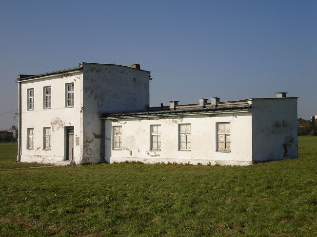 White House<br /><br />通称ホワイトハウスといわれるこの建物は、当初はSS退院向けの医者の住居でしたが、後に収容所管理人の住居となりました。<br /><br />※収容所敷地内にありますが、ゲートの外です。