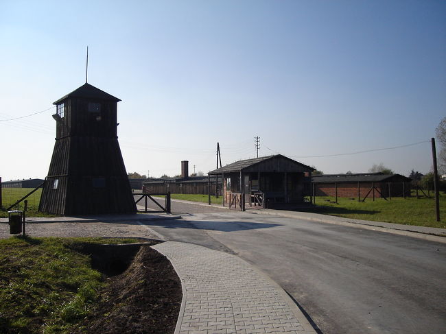 The entry to the exhibition<br /><br />収容所入り口のゲートです。<br /><br />右手に男性用浴室建屋が見えます。