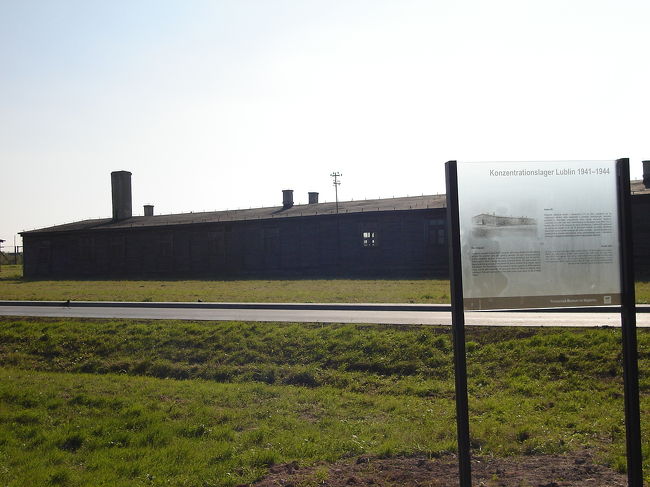 SS用住居<br /><br />入り口ゲート左手にはSS隊員用の宿舎が見えます。<br />