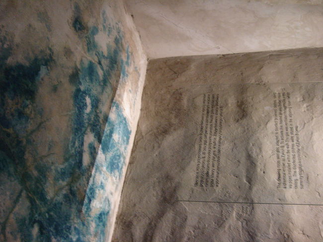 No.41 A male bath barracks<br /><br />チクロンBはガス殺用使われるのでそのイメージが強いのですが、元々は殺虫剤でして、衣類の消毒等にも使われていました。<br />新人囚人の衣類の消毒にチクロンBを利用するのですが、気化性が高く天井にはチクロンBのシミが残っています。