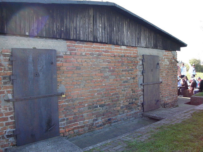 No.41 A male bath barracks<br /><br />バラックの裏側。<br />出口が二つあります。<br />片方がガス室で片方がシャワー室なのでしょうか・・・・・。