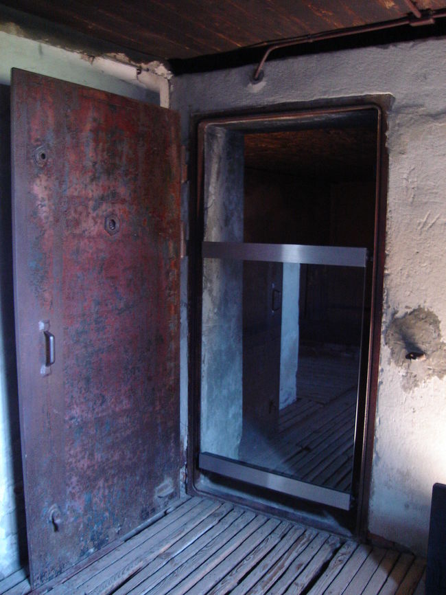 No.41 A male bath barracks<br /><br />いきなりガス室です。<br />どうも、囚人の犯罪者はいきなりここでガス殺していたようです。<br />扉に内部を覗ける穴があります。