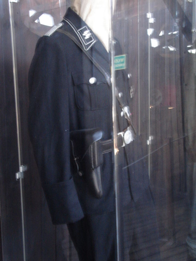 Barracs No.43<br /><br />SS隊員の服装