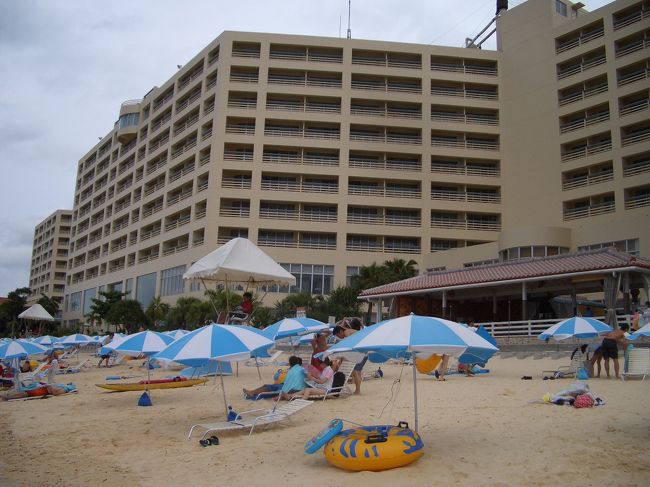 　ちらっと那覇市内（国際通り）をかすめてから、 <br />５８号線をドライブ。<br /><br />　２時ごろ、リザンシーパーク谷茶ベイ到着。<br /> <br />　エキゾチックで思ったより大きな規模のホテルだった。 <br />客室が５００室以上もあるらしい。<br /> <br />　レストランも和・洋・中・イタリアンや居酒屋タイプと１２店舗くらいある。当日空きが出たらしく、グリーンビューをオーシャンビューに変更してくれた。う〜ん。好感度アップ 