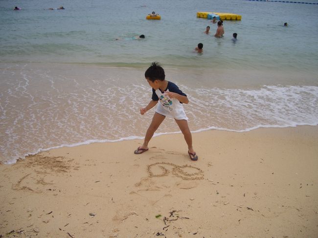 　早速ビーチへ。<br /><br />　曇ってたので、日焼けの心配はなさそうだが、 <br />海からあがると寒いのがたまにキズ・・・ <br />２時間ほど泳いで、シャワーを浴びる。<br />