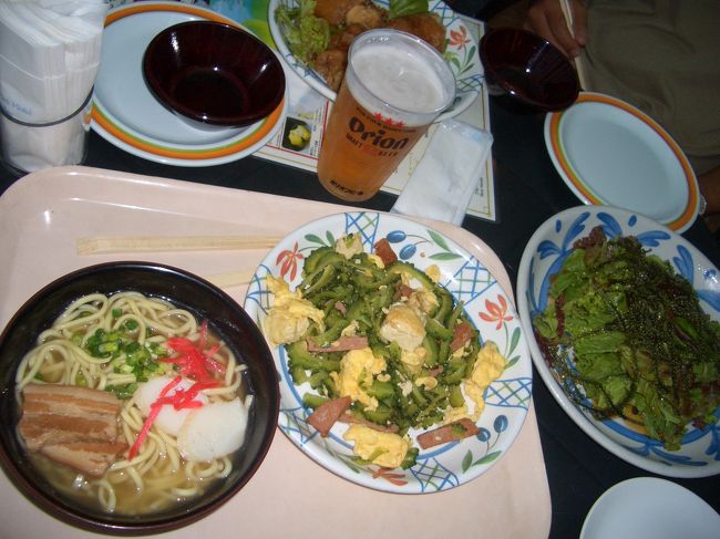 　夕食は夏季限定・・・<br />琉球村っていうのがやってたので、行ってみる。<br /><br />　エイサーを鑑賞しながら、セルフサービス（チケット制）で郷土料理が味わえるというもの。<br /><br />　オリオンビール、ゴーヤチャンプルー、海ぶどうのサラダ、ソーキそばなど郷土料理を堪能。 <br />