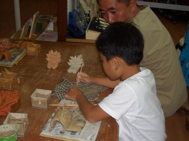 　ゲーセンやみやげもの売り場をうろうろしてるうちに、<br />息子がシーサー作りに挑戦したいと言い出した。 <br /><br />　彼が熱中してる隙に、<br />旦那と交代で、 アロママッサージを受ける。<br /><br />あー。極楽、極楽♪