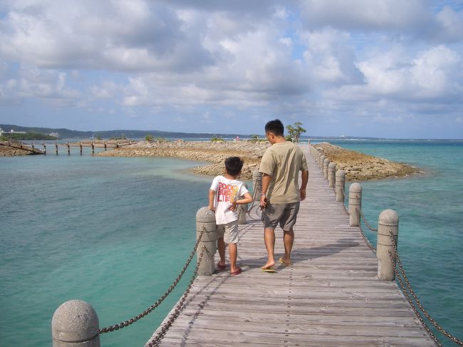 　防波堤を通って、<br />お隣のサンマリーナへとつながってる遊歩道を歩く。 <br /> <br />　桟橋（っていうのかな？）を渡ってるときに、 <br />コバルトブルーの魚（ルリスズメダイ？）を発見 <br /><br />　カニやヤドカリなどもいて、息子、大興奮 <br />浅瀬にもいっぱい小魚が泳いでいた。　