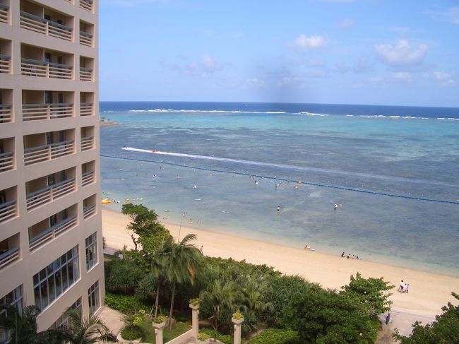 　ホテルのラナイからの風景です。<br />オーシャンビューでいい気持ち。<br /><br />　この後、残念なお知らせが・・・。<br /><br />　「青の洞窟ツアー」に参加するべく、<br />真栄田岬近くのツアー会社に行くが、 <br />まさかの中止。<br /><br />　晴れていい天気なのに、沖の方の風が強く、<br />ボートが行けないんだって・・・。<br />さっきまでやってたのに・・・ <br /><br />　しょうがなく真栄田岬ビーチエントリーの<br />シュノーケリングと「お魚餌やり」のみ参加。<br /><br />　残念だけど、実際の海で泳いでいる魚を見せるという第一目標は達成できそうなので、よしとしよう。 