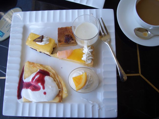 　ホテルに戻り、お腹がすいたので、<br />ブレッド＆スイーツバイキングを食べる。<br /><br />　サンドイッチ、ウインナーサンドなどのパン類、サラダ、スープ、ケーキ、飲み物があり、遅めのランチなのにがっつり食べてしまった。（朝のバイキングであんまりお腹すかなかったのよね） <br /><br />　４時ごろから２時間、腹ごなしに、またまたビーチへ。 <br /><br />　その後、大浴場へ行ってみる。 <br />サンゴの岩？で出来てる琉球の壁っぽい浴槽でなかなかいい雰囲気。 海の見える露天、薬草風呂などもあって、くつろげる <br /><br />　風呂上がりはやっぱ。オリオンビールおいしい〜〜。<br /><br />　夕飯はまたまた昨日の琉球村。