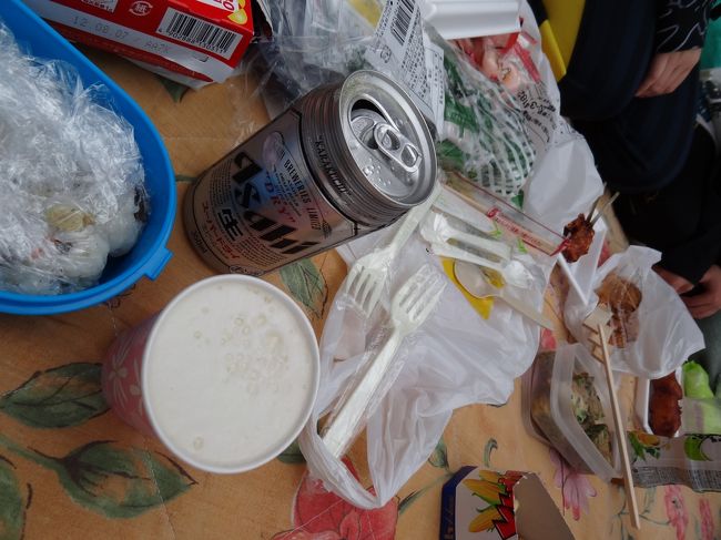 適当に売店で色々購入し、プチ宴会です。